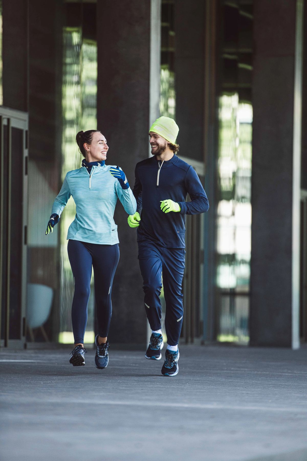 Lucas Kampf joggt mit einer Partnerin durch eine Arkade
