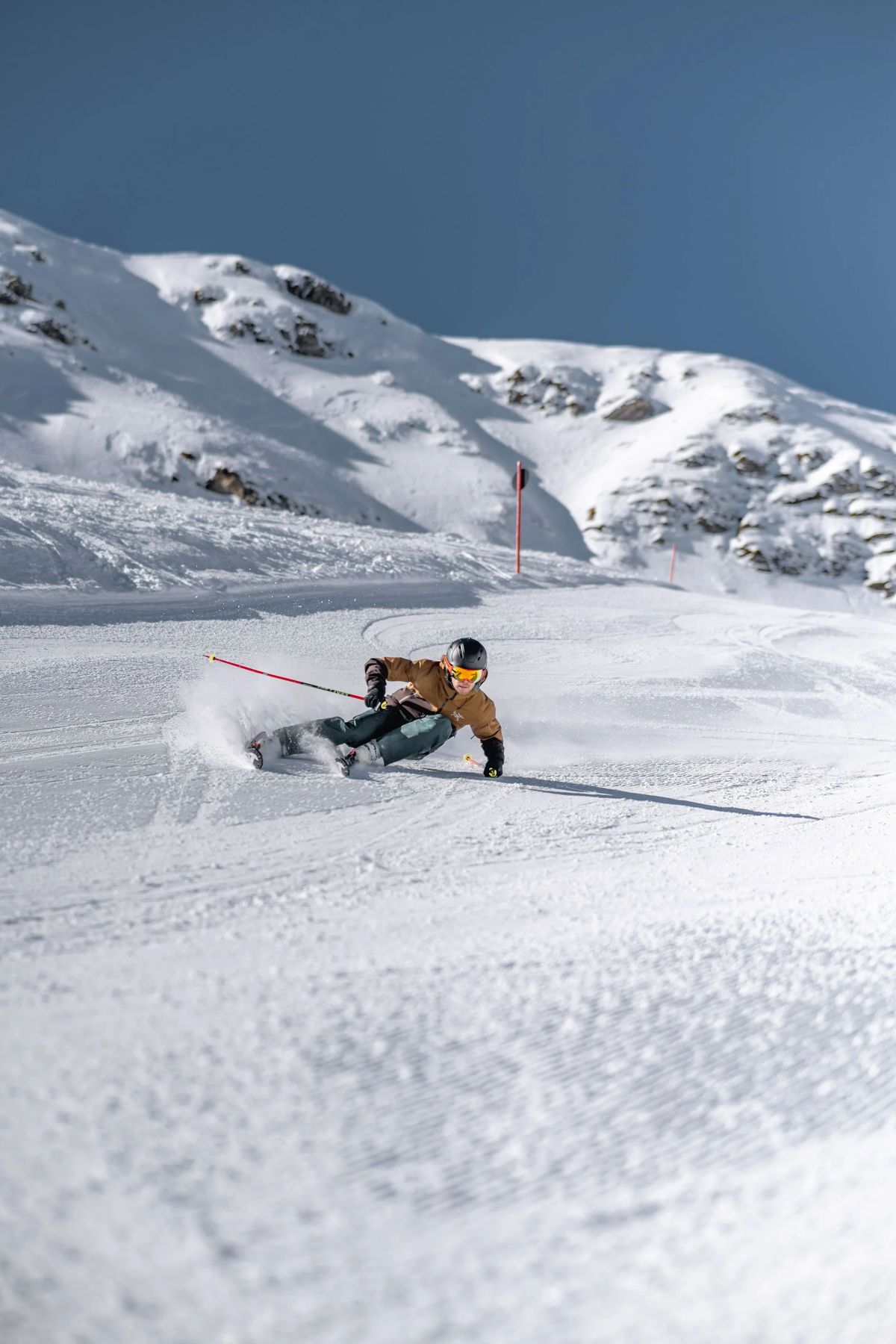 Lucas Kampf fährt Ski im frischen Pulverschnee