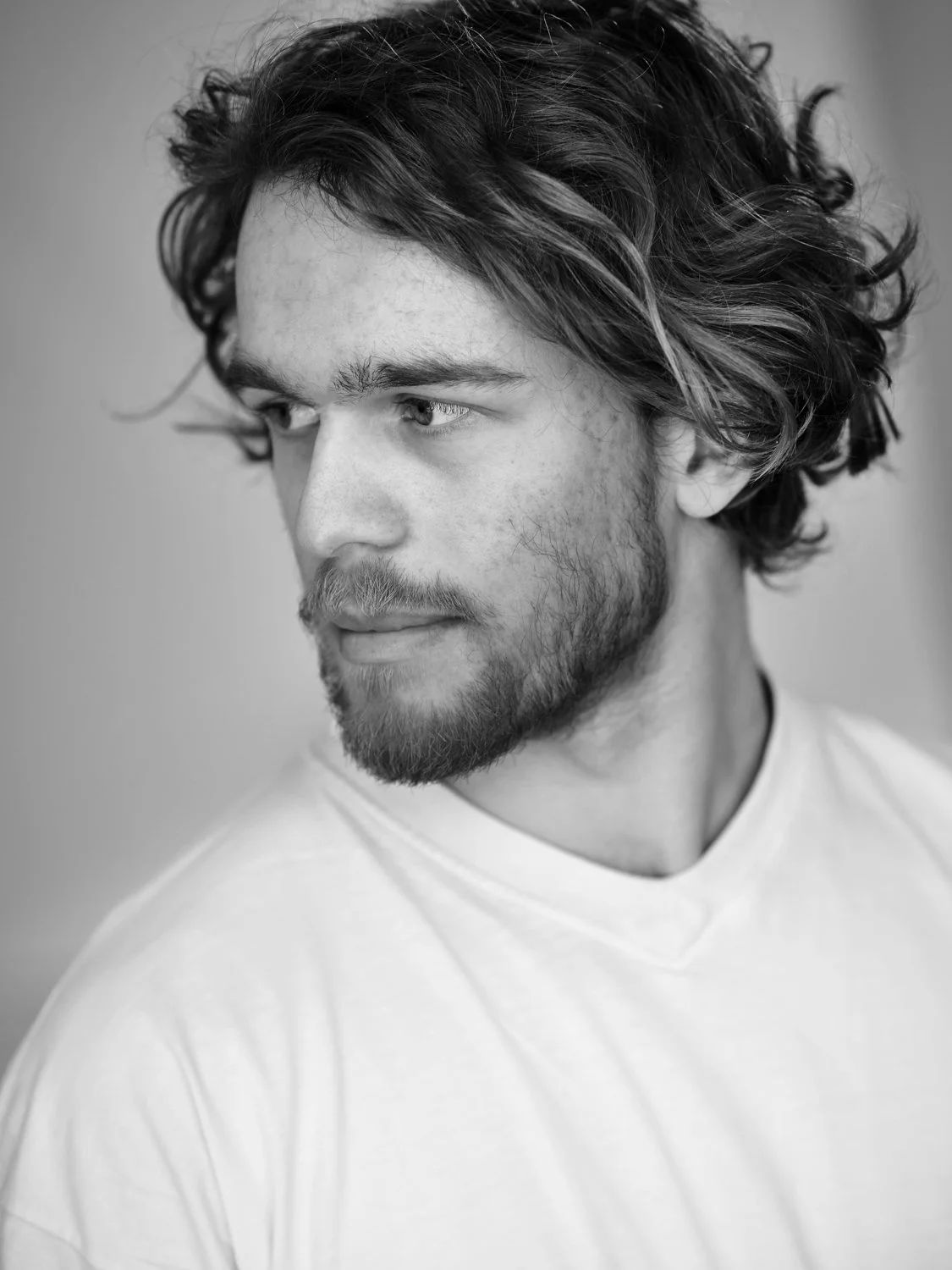 Schwarz-weiß-Porträt von Lucas Kampf im Profil