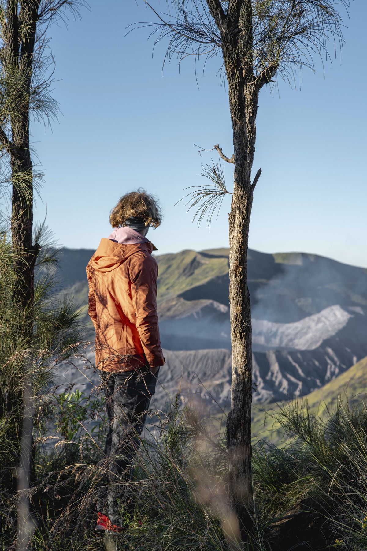 Lucas Kampf in oranger Jacke vor der Vulkanlandschaft in Indonesien